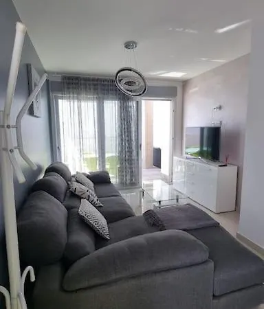 High Tech With Spa&gym Apartment